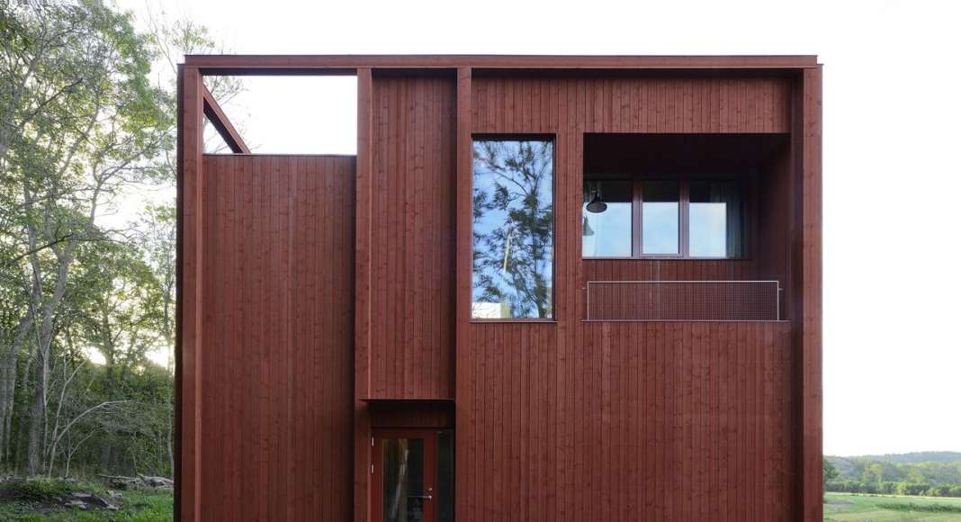 Entrance to the northwest. The building is sectioned vertically similar to magazine buildings in the surrounding area. Here they have been given a function as the downpipes of the building is hidden in the pillars. The movement through the house ends with an evening sun balcony that overlooks the entrance hall : Photo © Bornstein Lyckefors Arkitekter