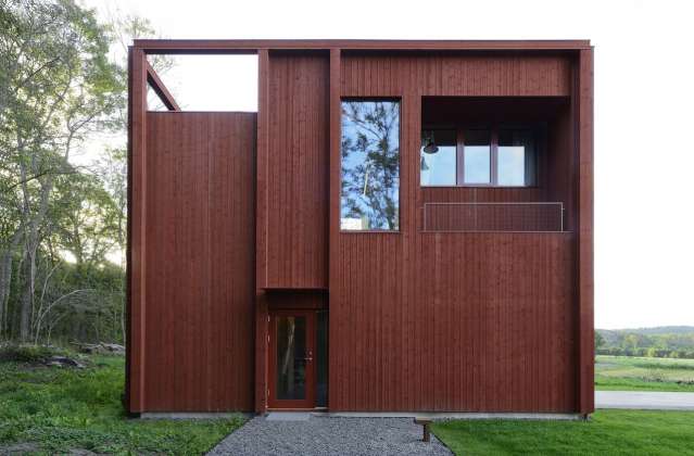 Entrance to the northwest. The building is sectioned vertically similar to magazine buildings in the surrounding area. Here they have been given a function as the downpipes of the building is hidden in the pillars. The movement through the house ends with an evening sun balcony that overlooks the entrance hall : Photo © Bornstein Lyckefors Arkitekter