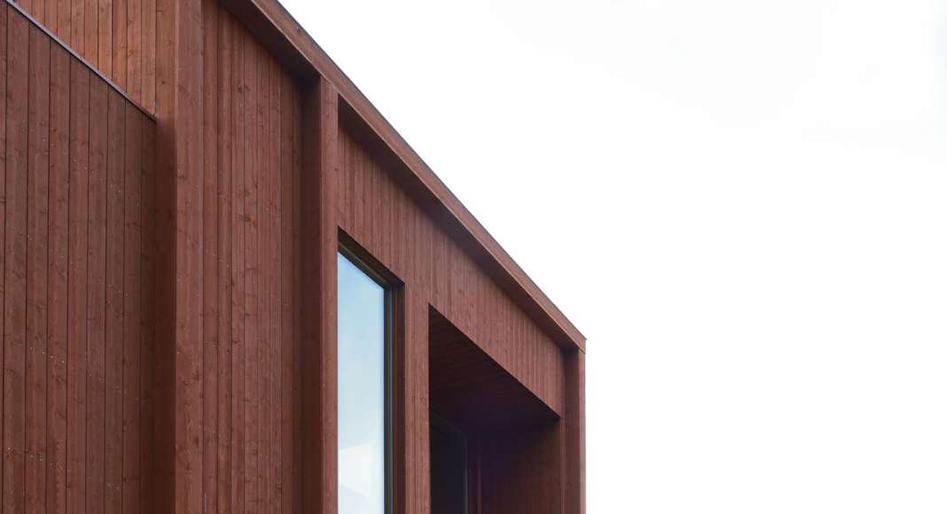 Entrance hall overlooking the countryside in the south. The façade is treated with a lighter version of Falu red colour. Plate details around windows, rails and screen ceilings are treated with the same color scale : Photo © Bornstein Lyckefors Arkitekter