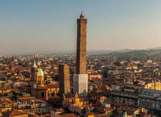 Torre Asinelli and Torre Garisenda : Photo © CODE