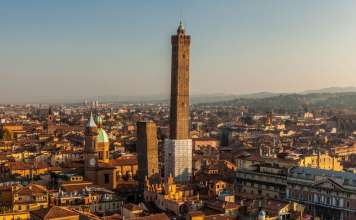 Torre Asinelli and Torre Garisenda : Photo © CODE