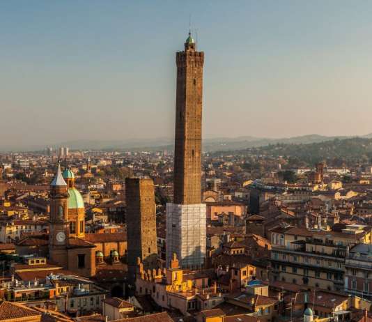 Torre Asinelli and Torre Garisenda : Photo © CODE