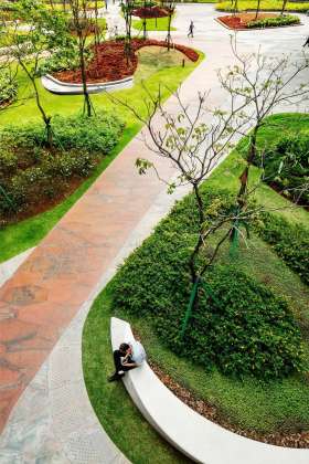 The 1km loop highlighted here by contrasting Brazilian granites: Red Dragon in a pixelated field of Rosa Beatriz and Preto pavers : Photo credit courtesy of © Ana Mello