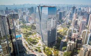 Un Bosque Mata Atlântica en São Paulo diseñado por Balmori Associates Aerial view of São Paulo Corporate Towers nearing completion in 2016 : Photo credit courtesy of © Eduardo Lazzarini