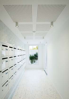 La Barquière Entrance hall, with the terrazzo detail on the ground diseñado por PietriArchitectes : Photo credit © Mathieu Ducros