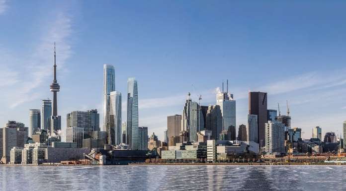 Pinnacle One Yonge en Toronto, Canadá diseñado por Hariri Pontarini Architects View From Toronto Harbour : Photo credit © Hariri Pontarini Architects