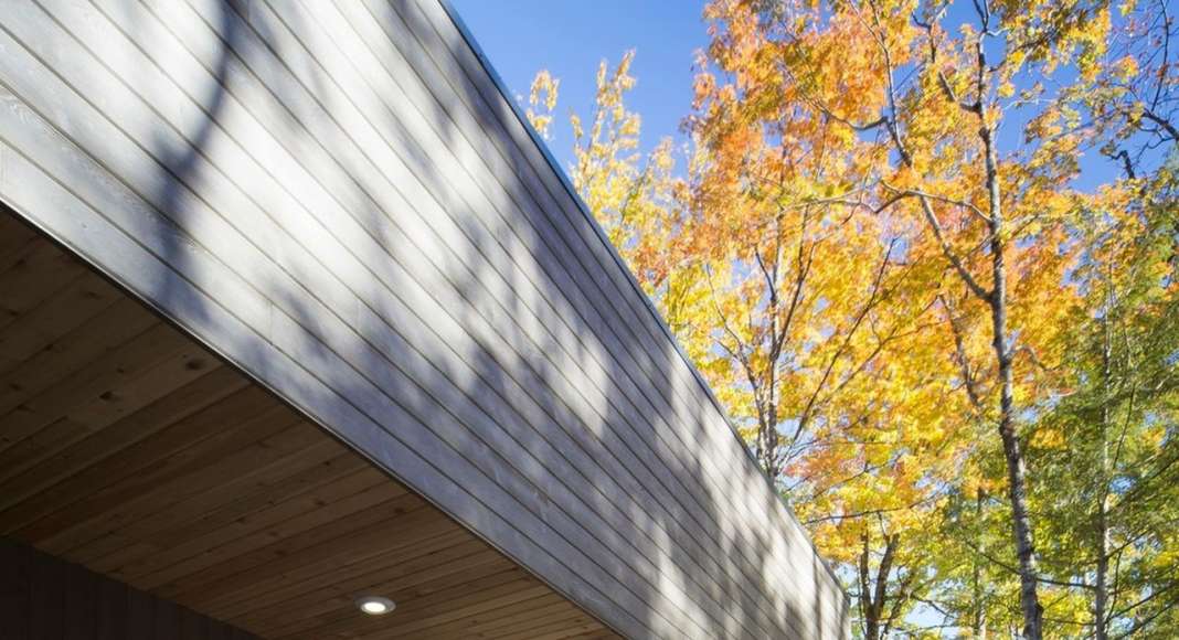 Chalet Bécassines Deck on the lake side in Mansonville diseñada por Atelier BOOM-TOWN : Photo credit © Steve Montpetit