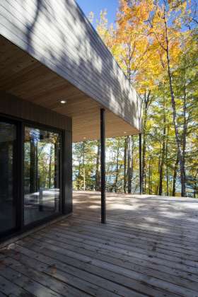 Chalet Bécassines Deck on the lake side in Mansonville diseñada por Atelier BOOM-TOWN : Photo credit © Steve Montpetit