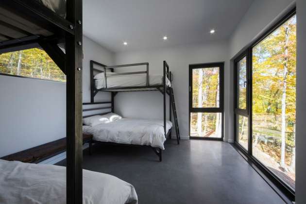 Chalet Bécassines Dormitory en Mansonville diseñada por Atelier BOOM-TOWN : Photo credit © Steve Montpetit