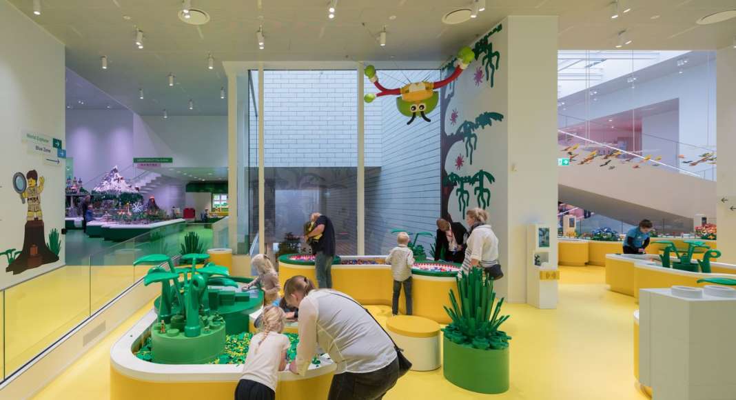 LEGO House in Billund, Dinamarca diseñada por BIG — Bjarke Ingels Group : Photo © Iwan Baan