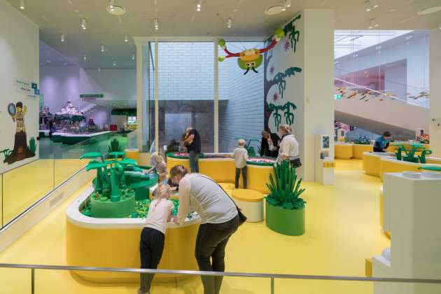 LEGO House in Billund, Dinamarca diseñada por BIG — Bjarke Ingels Group : Photo © Iwan Baan