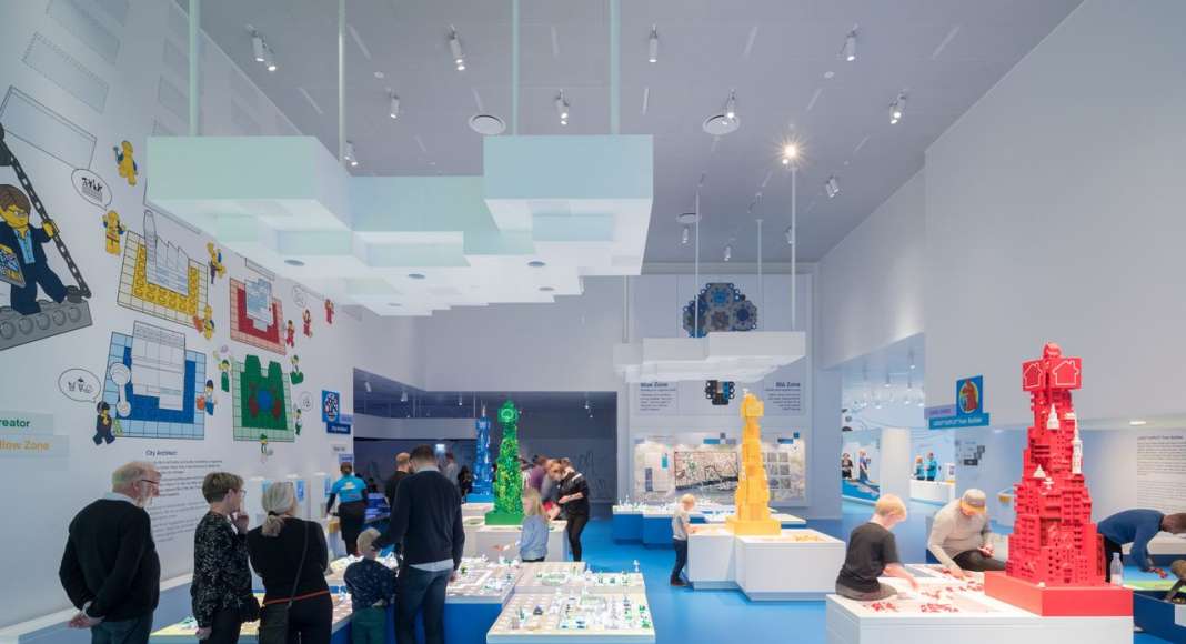 LEGO House in Billund, Dinamarca diseñada por BIG — Bjarke Ingels Group : Photo © Iwan Baan