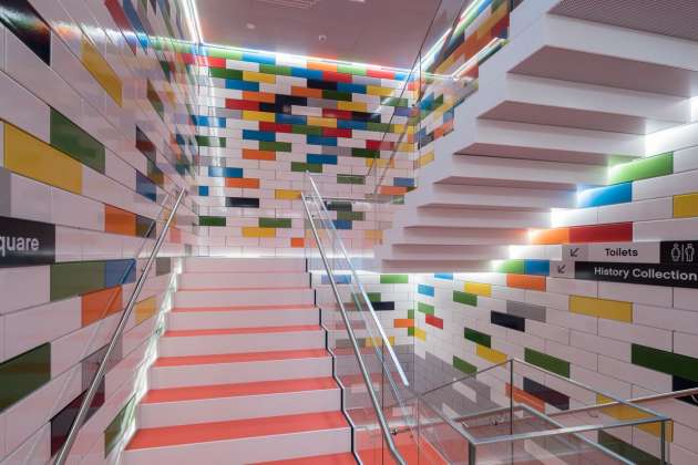 LEGO House in Billund, Dinamarca diseñada por BIG — Bjarke Ingels Group : Photo © Iwan Baan