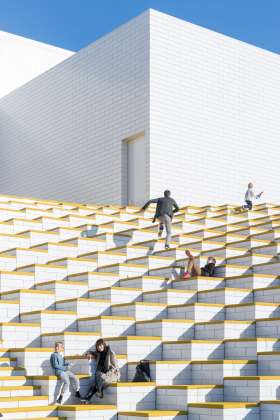 LEGO House in Billund, Dinamarca diseñada por BIG — Bjarke Ingels Group : Photo © Iwan Baan