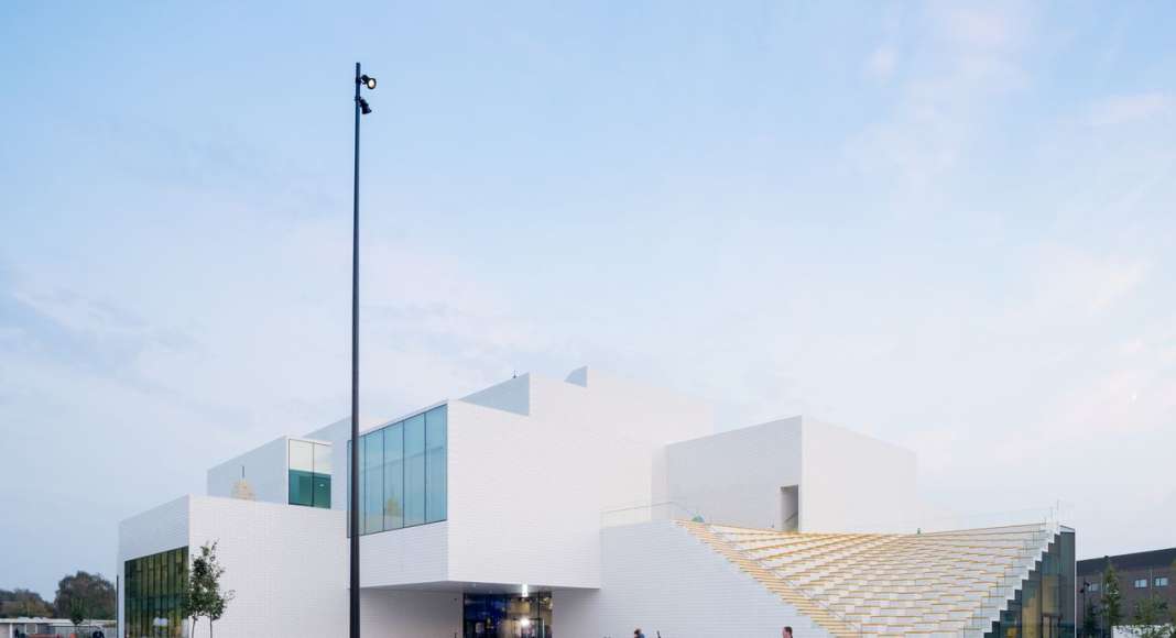 LEGO House in Billund, Dinamarca diseñada por BIG — Bjarke Ingels Group : Photo © Iwan Baan