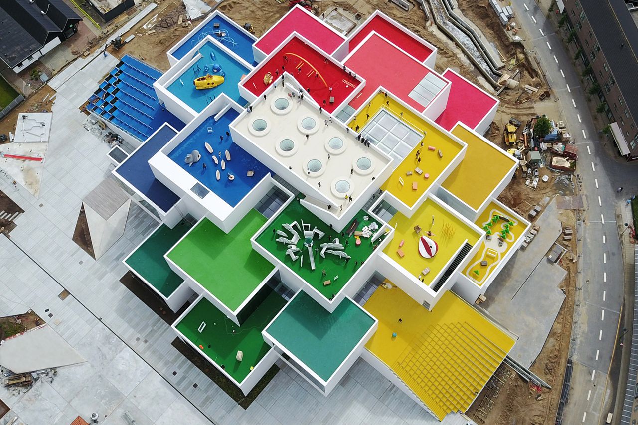 LEGO House Aerial View en Billund, Dinamarca diseñada por BIG — Bjarke Ingels Group : Photo © Kim Christensen