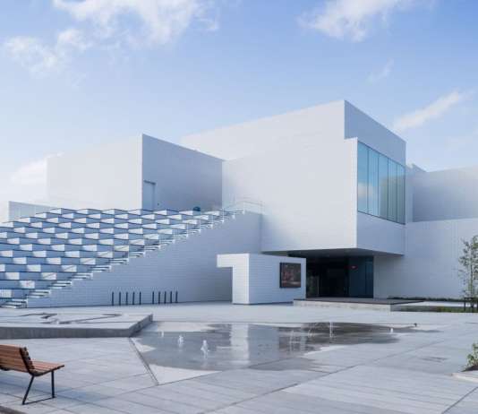 LEGO House in Billund, Dinamarca diseñada por BIG — Bjarke Ingels Group : Photo © Iwan Baan