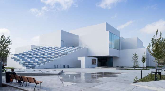 LEGO House in Billund, Dinamarca diseñada por BIG — Bjarke Ingels Group : Photo © Iwan Baan