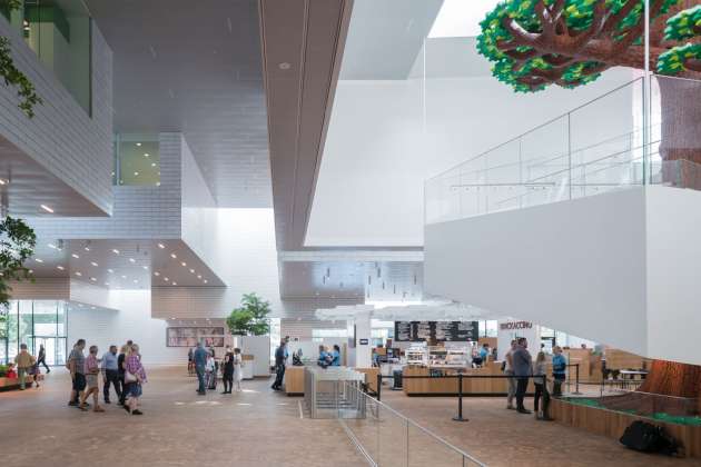 LEGO House in Billund, Dinamarca diseñada por BIG — Bjarke Ingels Group : Photo © Iwan Baan