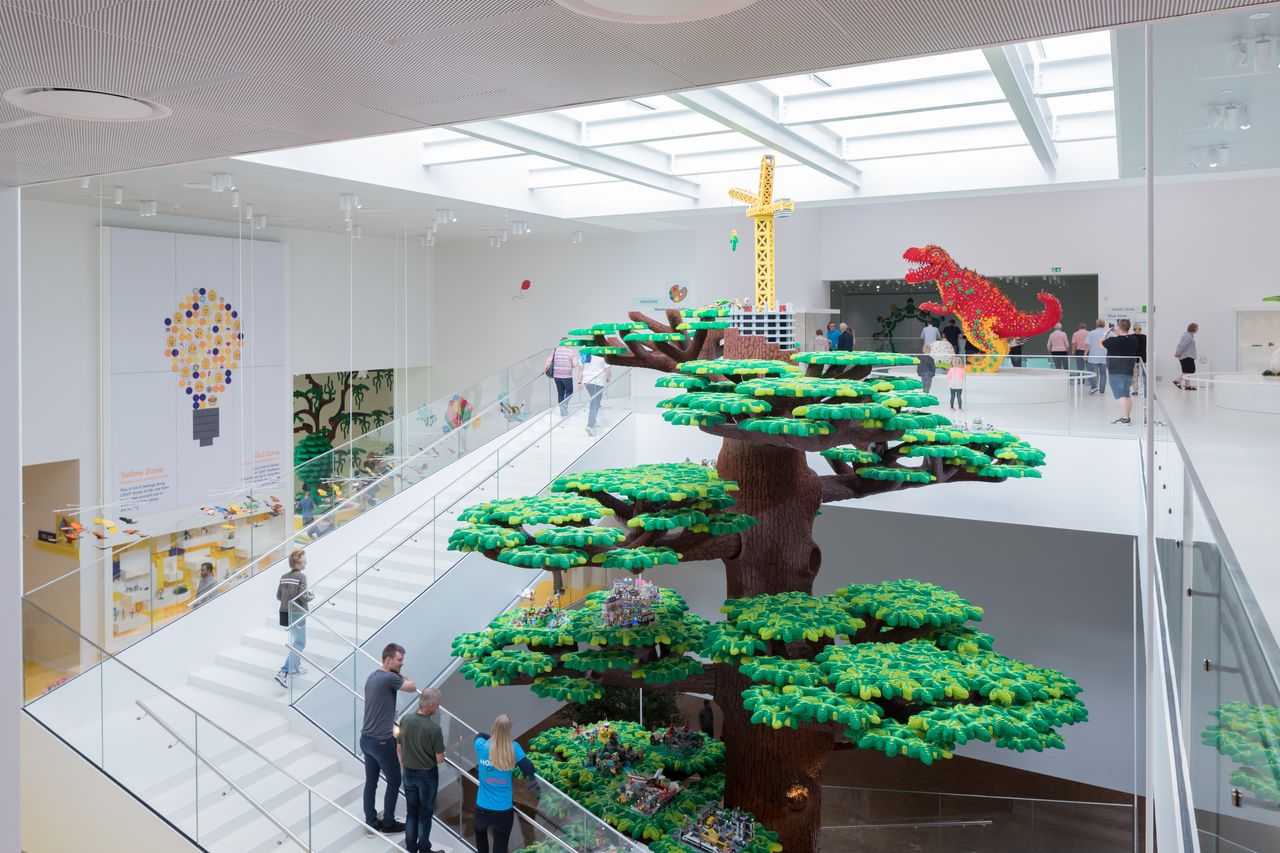 LEGO House in Billund, Dinamarca diseñada por BIG — Bjarke Ingels Group : Photo © Iwan Baan