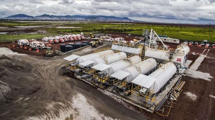 Holcim México instaló plantas en el sitio para producir y surtir el concreto para la cimentación del edificio de la terminal de pasajeros del NAICM : Fotografía © Holcim México